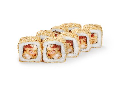 Köstliche Semmeln mit geröstetem Sesam, gefüllt mit Tempura-Garnelen, Tobiko und Apfel, isoliert auf weißem Hintergrund. Fusion-Version des traditionellen japanischen Sushi
