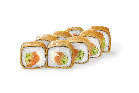 Délicieux rouleau de sushi à la crêpe rempli de saumon, concombre frais et fromage à la crème, vue rapprochée isolé sur fond blanc. Cuisine japonaise