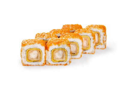 Rouleaux de sushi appétissants recouverts de tobiko, avec remplissage de crevettes tempura et fromage cheddar, affiché isolé sur blanc. Cuisine japonaise