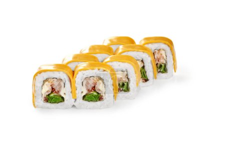 Deliciosos rollos de sushi con anguila, cebolletas y queso crema envueltos en finas rodajas de cheddar amarillo, presentados aislados sobre fondo blanco. Cocina tradicional japonesa