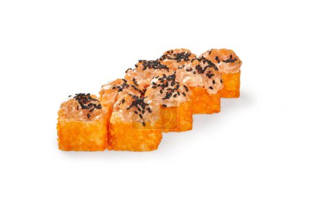 Rollos apetitosos coloridos recubiertos con huevas de tobiko cubiertas con tartar de salmón cremoso y sésamo negro, aisladas sobre fondo blanco. concepto de menú de barra de sushi japonés