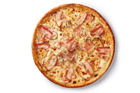 Dünne gebräunte Pizza mit zarter Füllung aus cremiger Sauce und geschmolzenem Käse, garniert mit Speckscheiben und süßen Zwiebeln, gewürzt mit aromatischen getrockneten Kräutern, isoliert auf weißem Hintergrund