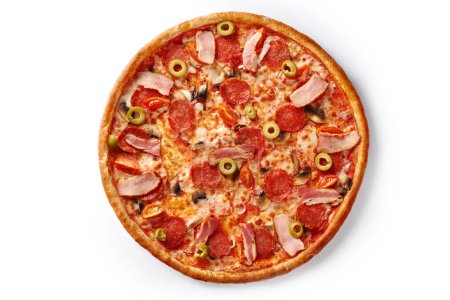 Leckere Fleischpizza mit Pelati-Tomatensauce und Mozzarella garniert mit Speck, Pfefferoni-Wurst, Pilzen, Oliven und Kirschtomaten isoliert auf weiß. Verschmelzung italienischer und amerikanischer Küche