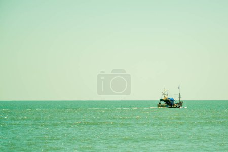 Téléchargez les photos : Bateau de pêche naviguant au loin - en image libre de droit