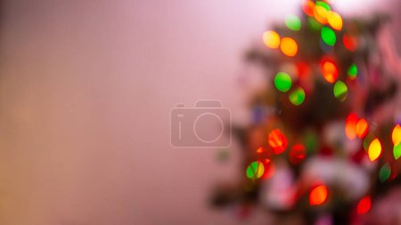 Téléchargez les photos : Arbre de Noël avec guirlande éclatante dans le flou - en image libre de droit