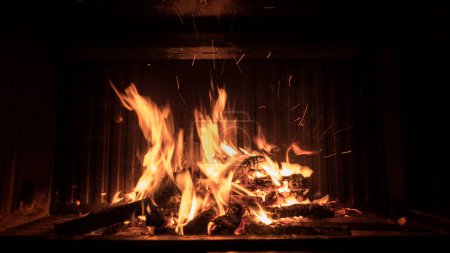 Foto de Fuego en el horno de una chimenea moderna, quemaduras de leña en la chimenea - Imagen libre de derechos