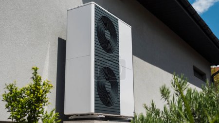 Leistungsstarke Wärmepumpe für Heizung und Klimaanlage eines modernen Privathauses. Energiesparendes Technologiekonzept.