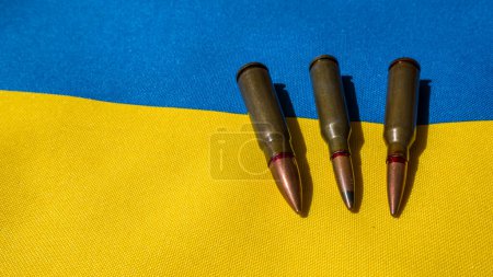 Téléchargez les photos : Plusieurs balles sont sur le drapeau ukrainien - en image libre de droit
