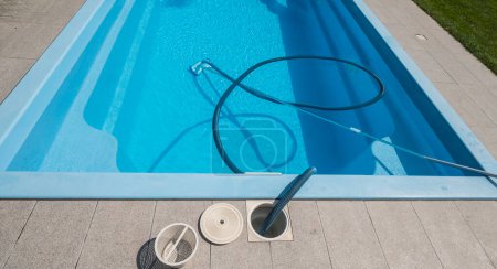 Téléchargez les photos : Kit de nettoyage de piscine. Aspirateur inférieur. - en image libre de droit