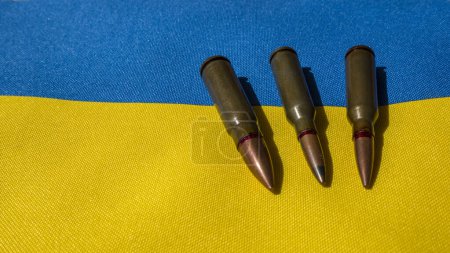 Téléchargez les photos : Plusieurs balles sont sur le drapeau ukrainien - en image libre de droit