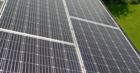 Téléchargez les photos : Panneaux solaires sur le toit du chalet - en image libre de droit
