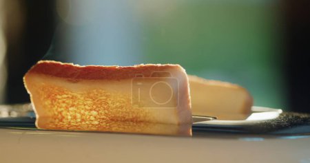 Foto de Dos deliciosos tostados de pan en la tostadora. # Lit by the morning sun from the window #. - Imagen libre de derechos