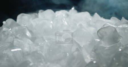 Foto de La niebla gira sobre los cubos de hielo. Vídeo de fondo 4k - Imagen libre de derechos