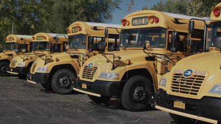 Foto de Una fila de autobuses escolares amarillos están en el estacionamiento - Imagen libre de derechos