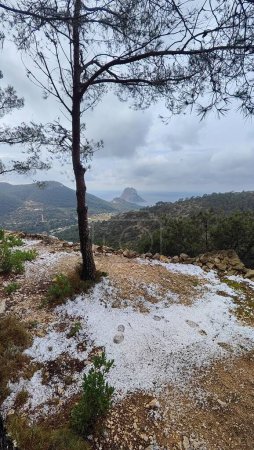 Téléchargez les photos : Neige dans les montagnes d'Ibiza, à courte distance de la mer. Images verticales - en image libre de droit