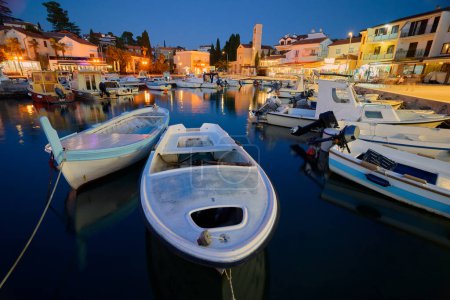 Téléchargez les photos : Marina avec des bateaux amarrés et promenade dans la ville croate de Malinska sur l'île de Krk dans la soirée - en image libre de droit