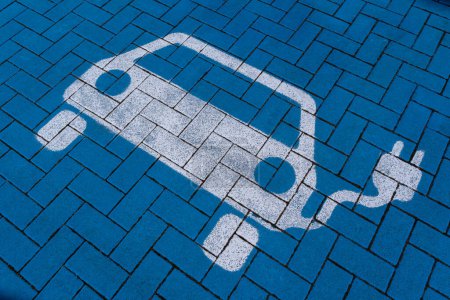 Téléchargez les photos : Symbole de voiture électrique sur le plancher d'une borne de recharge électrique - en image libre de droit