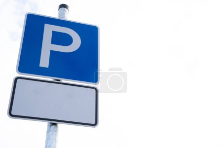 Señal de estacionamiento azul para vehículos con espacio de copia para texto