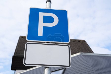 Téléchargez les photos : Panneau de stationnement pour voitures avec espace de copie pour le texte - en image libre de droit