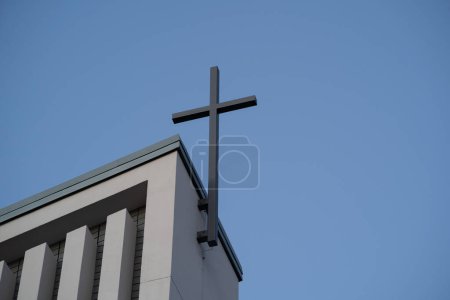 Téléchargez les photos : Chapelle du cimetière avec une croix - en image libre de droit