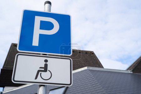 Foto de Señal de aparcamiento azul y blanco con silla de ruedas para conductores con discapacidad - Imagen libre de derechos