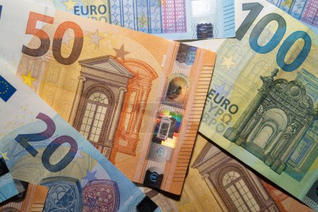 Foto de Dinero europeo con 50 euros, 20 euros y 100 euros - Imagen libre de derechos