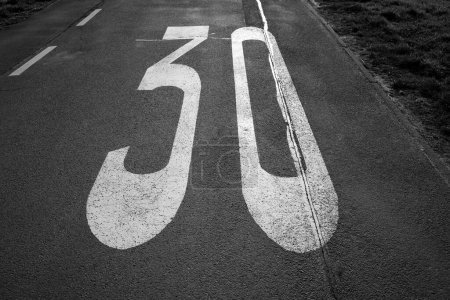 Foto de Número 30 en una carretera rural para velocidad lenta en blanco y negro - Imagen libre de derechos