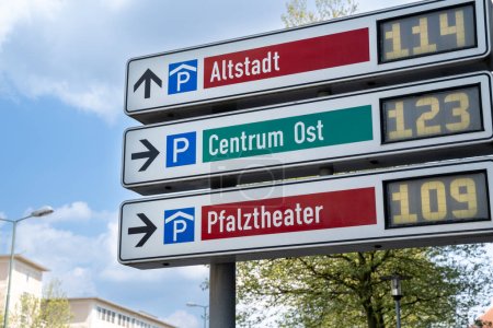 Señal de tráfico en Kaiserslautern Alemania para plazas de aparcamiento gratuitas en la ciudad