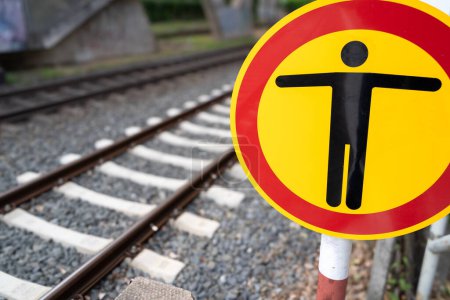 Gefahrenschild für Menschen auf Bahngleisen