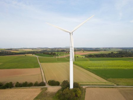Generador de viento mientras produce electricidad en el campo 