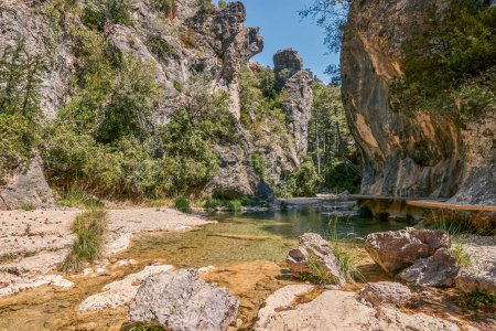 Téléchargez les photos : Détroit de Parrizal de Beceite à travers lequel coulent les eaux de la rivière Matarraa. Dans la province de Teruel, Aragon, Espagne - en image libre de droit