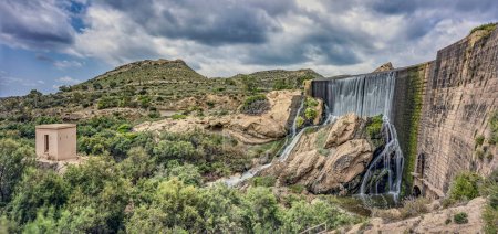 Pantano de Elche. Espectacular panorama y cascada en el embalse de Elche. En Elche, Alicante, Comunidad Valenciana, España