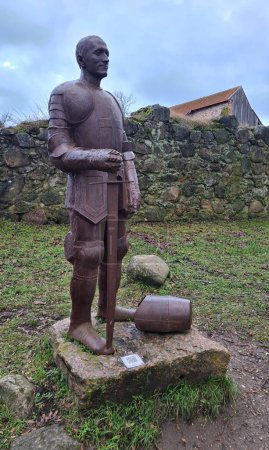 Téléchargez les photos : Chevalier en métal près des ruines d'un ancien château dans le village letton d'Aizpute en janvier 2023. - en image libre de droit