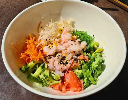 Téléchargez les photos : Salade dans un bol de petites crevettes et légumes frais assortis. - en image libre de droit
