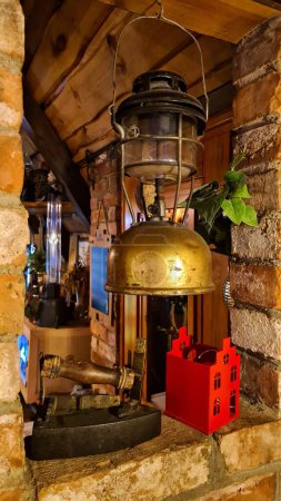 Foto de Una lámpara antigua y abuelas hierro viejo en el nicho para la decoración en la casa. - Imagen libre de derechos
