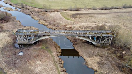 Eine alte unvollendete Brücke über den Fluss Abava ohne Straße aus der Vogelperspektive.
