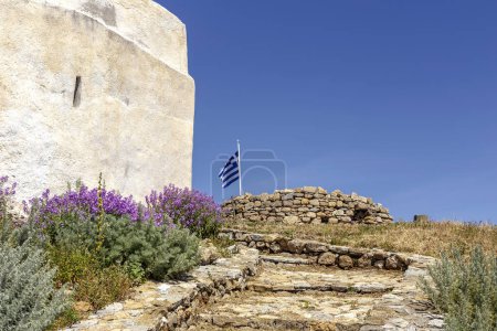 Foto de Vista del fragmento Castillo de Skyros y montañas desde una altura en un día de primavera (Isla de Skyros, Grecia) - Imagen libre de derechos