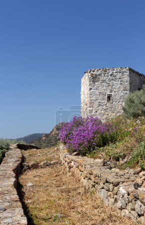 Foto de Vista del fragmento Castillo de Skyros y montañas desde una altura en un día de primavera (Isla de Skyros, Grecia) - Imagen libre de derechos