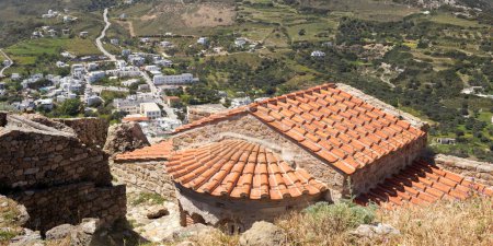 Foto de Vista del fragmento Castillo y antigua iglesia de la isla Skyros y ciudad desde una altura en un día soleado (Isla Skyros, Grecia) - Imagen libre de derechos