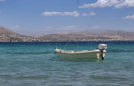 Téléchargez les photos : Vue sur l'île des Salamis (Grèce), un bateau amarré en pleine mer et en montagne par une journée ensoleillée d'été - en image libre de droit