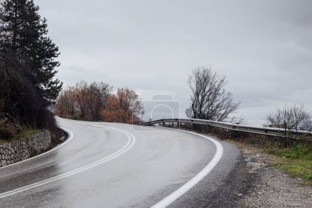 Téléchargez les photos : Pluie et brouillard sur la vieille montagne, route humide à la campagne (Epire, Grèce
) - en image libre de droit