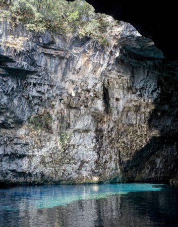 Einzigartiger, ungewöhnlicher, natürlicher Melissani-Höhlensee (Insel Kefalonia, Griechenland) mit reinstem Wasser am Morgen