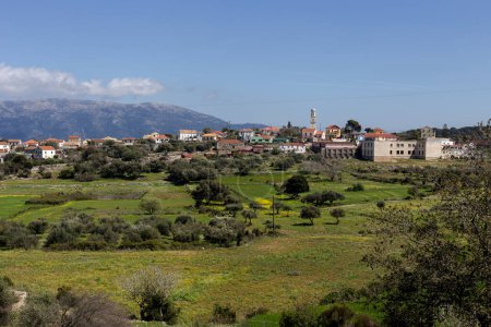 Vista del tradicional y atmosférico pueblo de la isla de Cefalonia (Grecia) y las montañas alrededor en un soleado día de primavera