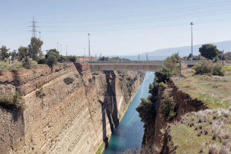 Blick auf den antiken, einzigartigen Kanal und die Brücke von Korinth (Peloponnes, Griechenland) an einem sonnigen Frühlingstag