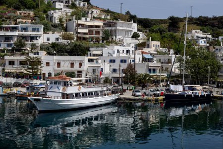 Vue magique sur le remblai et les yachts de l'île de Skyros (Grèce) par une journée ensoleillée de printemps