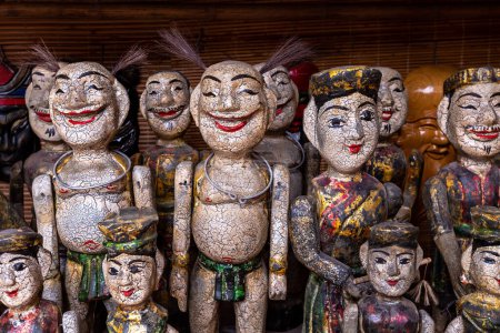 Téléchargez les photos : Marionnettes traditionnelles vietnamiennes utilisées dans l'art antique des marionnettes à eau Roi Nuoc .Vietnam - en image libre de droit
