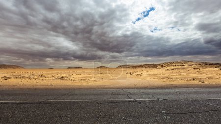 Die Straße in der Nähe der Schwarz-Weißen Wüste in Baharia. Ägypten