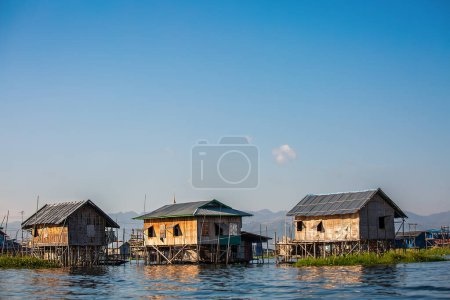 Foto de Casas asiáticas tradicionales sobre pilotes en el lago Inle. Myanmar (Birmania)). - Imagen libre de derechos