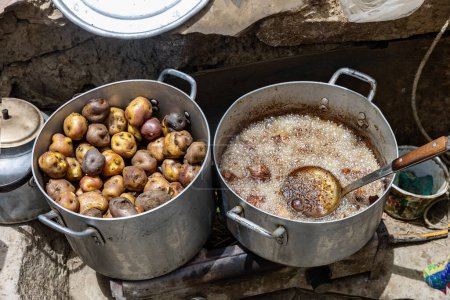 Foto de Comida callejera en Perú. Cocinar las papas en una olla afuera. - Imagen libre de derechos