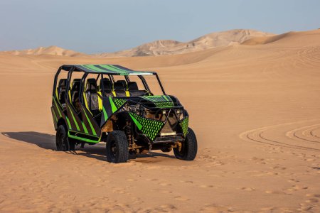 Foto de Buggy es un vehículo todoterreno en el desierto. - Imagen libre de derechos